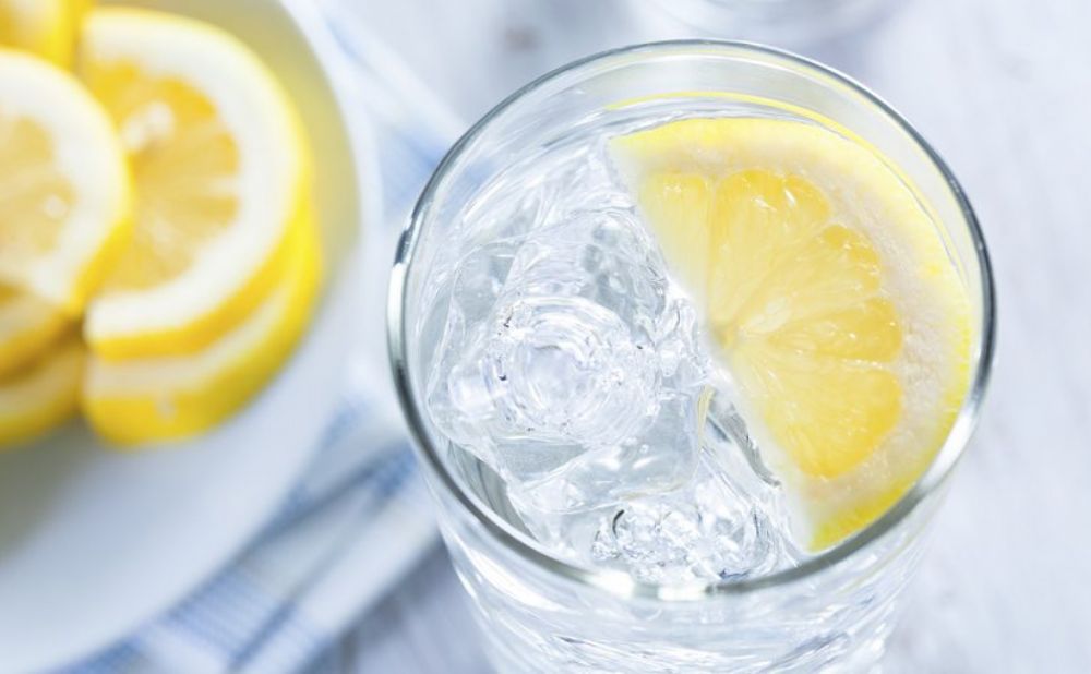 تعرفوا الى فوائد تناول قشر الليمون والماء.