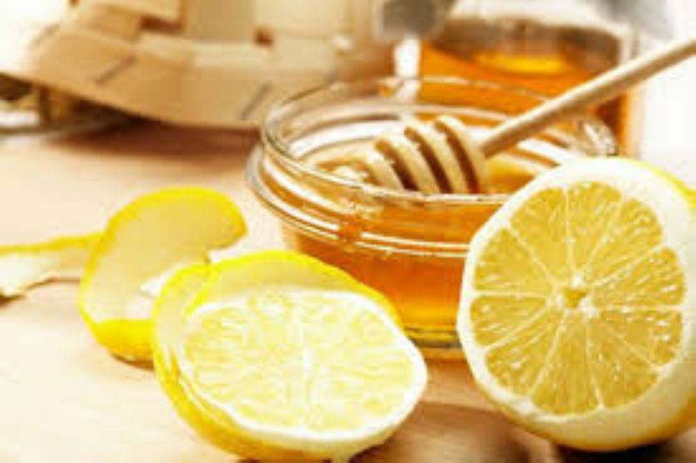 العسل والليمون والعديد من الفوائد الصحية للجسم والبشرة .
