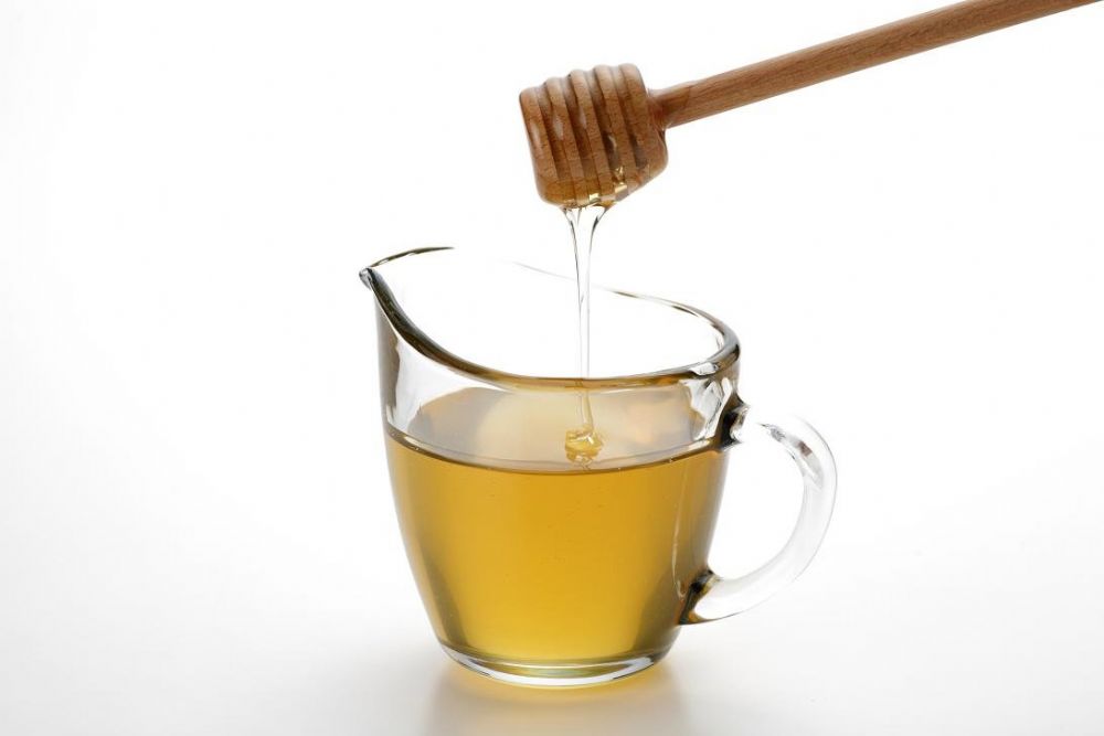 تعرفوا الى فوائد تناول الماء الدافئ والعسل على الريق للجسم والصحة.