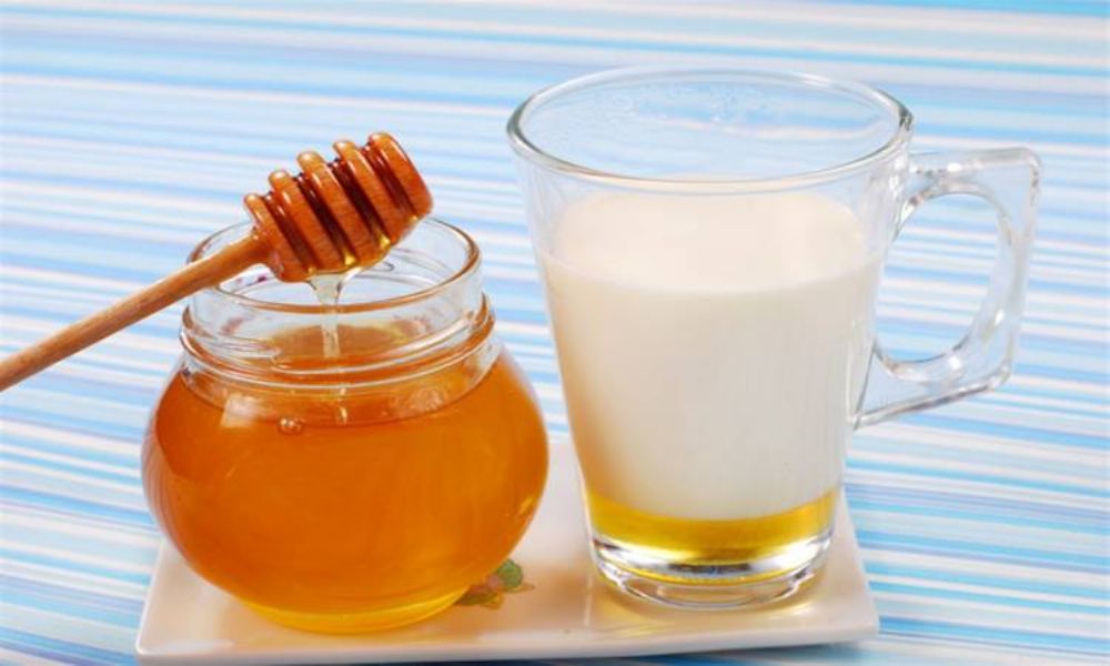 فوائد اللبن بالعسل للصحة والجسم ويشرب قبل النوم .