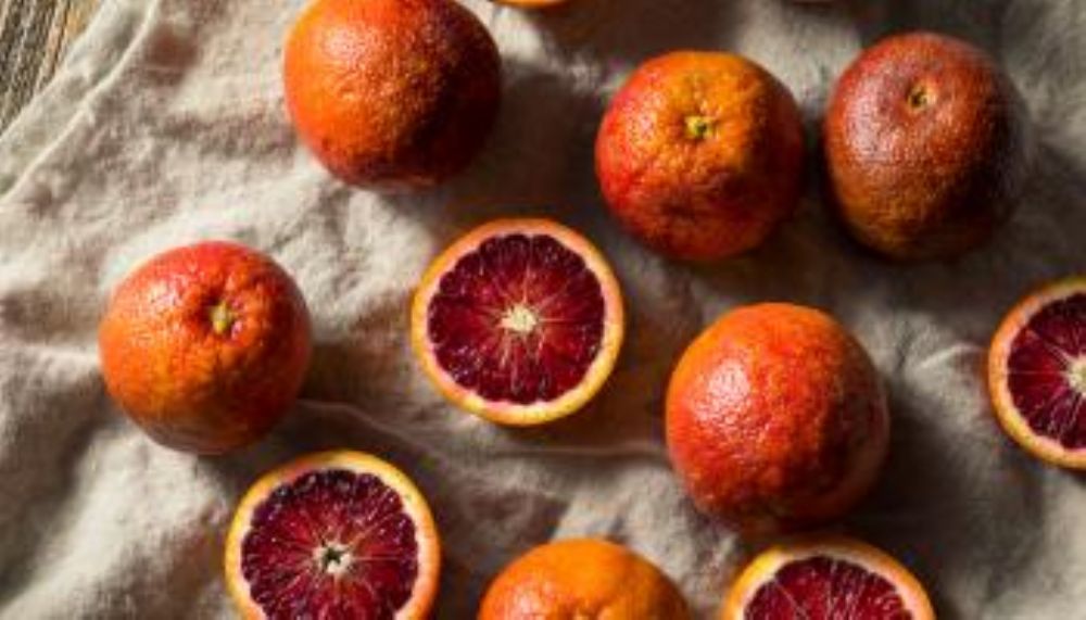 تعرفوا الى فوائد البرتقال الأحمر للصحة والجسم .